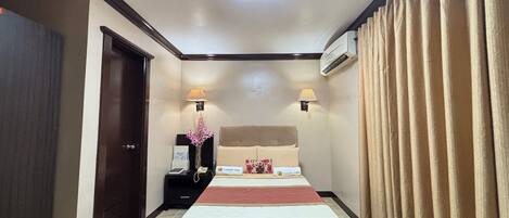 Escritorio, cortinas blackout y tabla de planchar con plancha