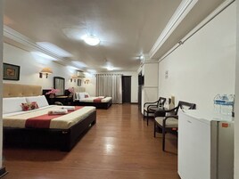 Habitación cuádruple Premium | Escritorio, cortinas opacas, tabla de planchar con plancha