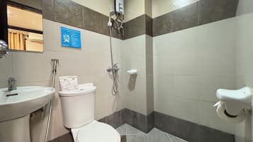 Superior Room | Bathroom | Shower, rainfall showerhead, free toiletries, hair dryer