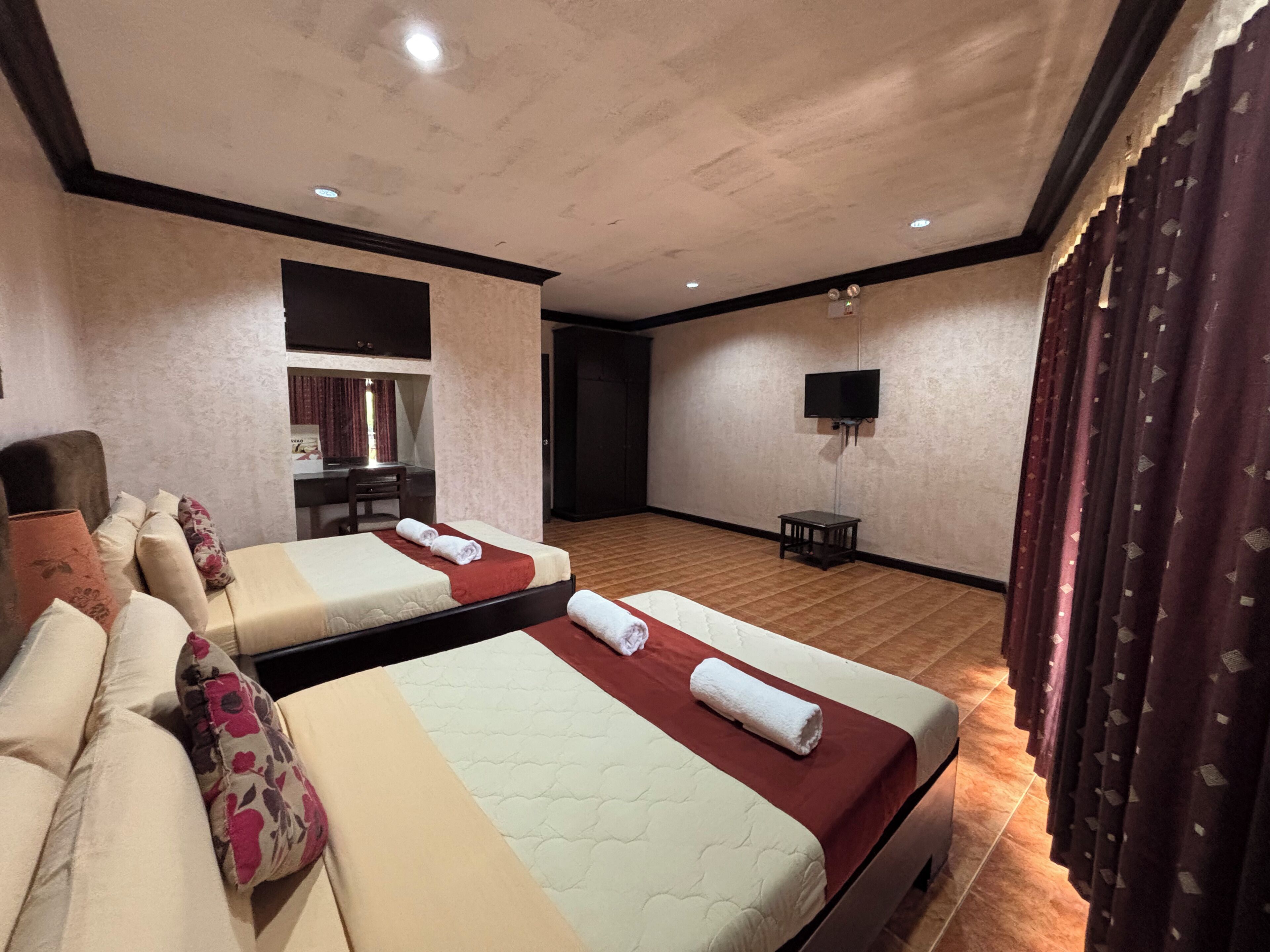 Suite | Desk, blackout drapes, iron/ironing board, free WiFi