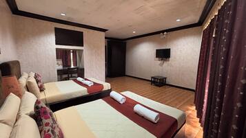 Suite | Desk, blackout drapes, iron/ironing board, free WiFi