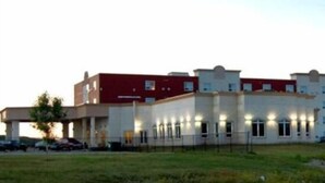 A multi-story building with a flat roof and a red and white color scheme. - Nova Inn Peace River (Peace River)
