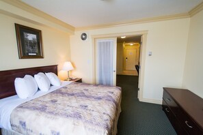 Junior Suite, 1 Bedroom | In-room safe, desk, soundproofing, iron/ironing board - Nova Inn Peace River (Peace River)