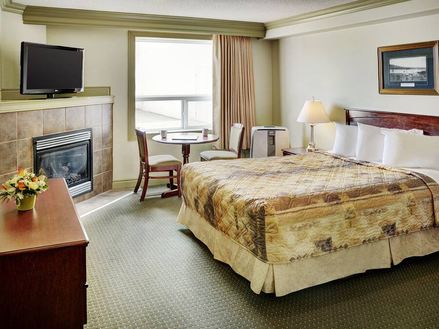 Een kluis op de kamer, een bureau, geluiddichte muren