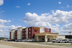 Front of property - Nova Inn Peace River (Peace River)