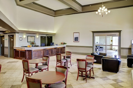 Mostrador para check-in y check-out. Nova Inn Peace River