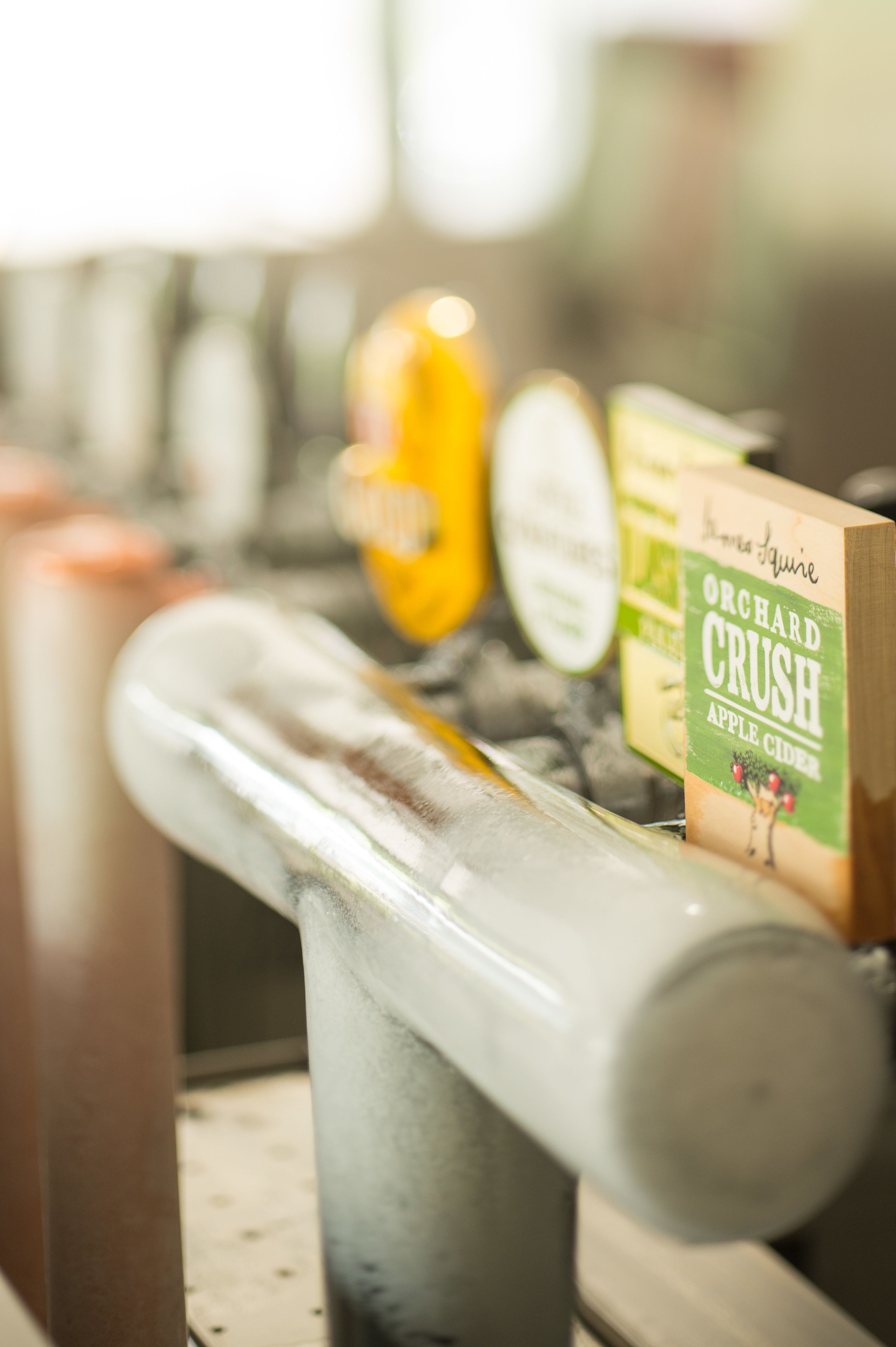 Una exhibición de bebidas con un cartel que anuncia Sidra de Manzana Orchard Crush.