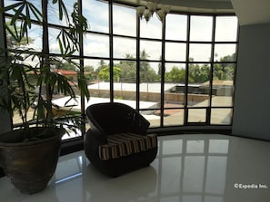 Lobby sitting area - The Peridot Suites (Davao)