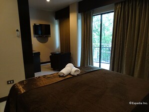 Deluxe Queen Room | Desk - The Peridot Suites (Davao)