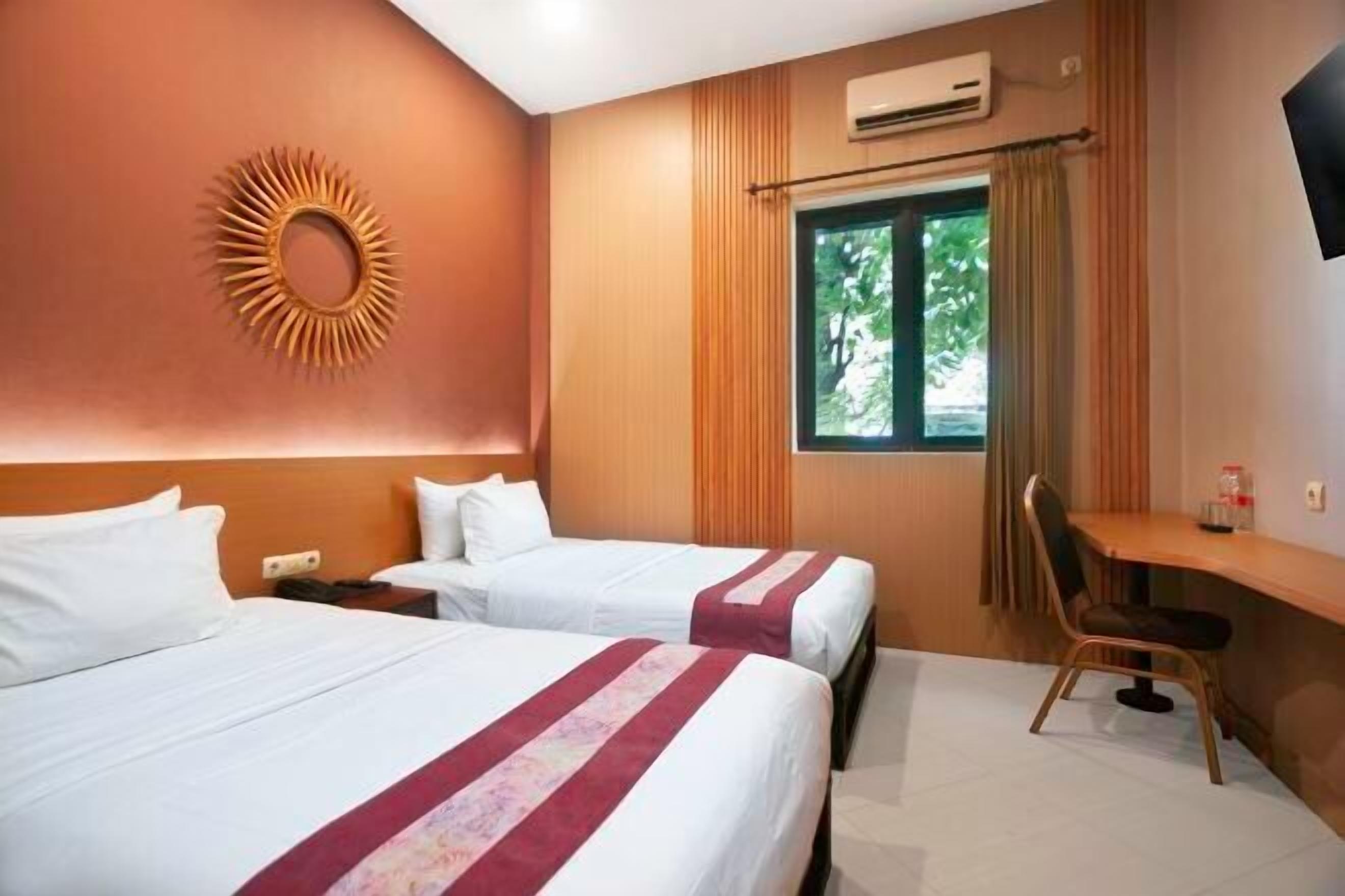 Desk, cribs/infant beds, free WiFi