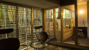 Kamar (with Private Open-air Bath) | Minibar, brankas, Wi-Fi gratis, dan seprai linen