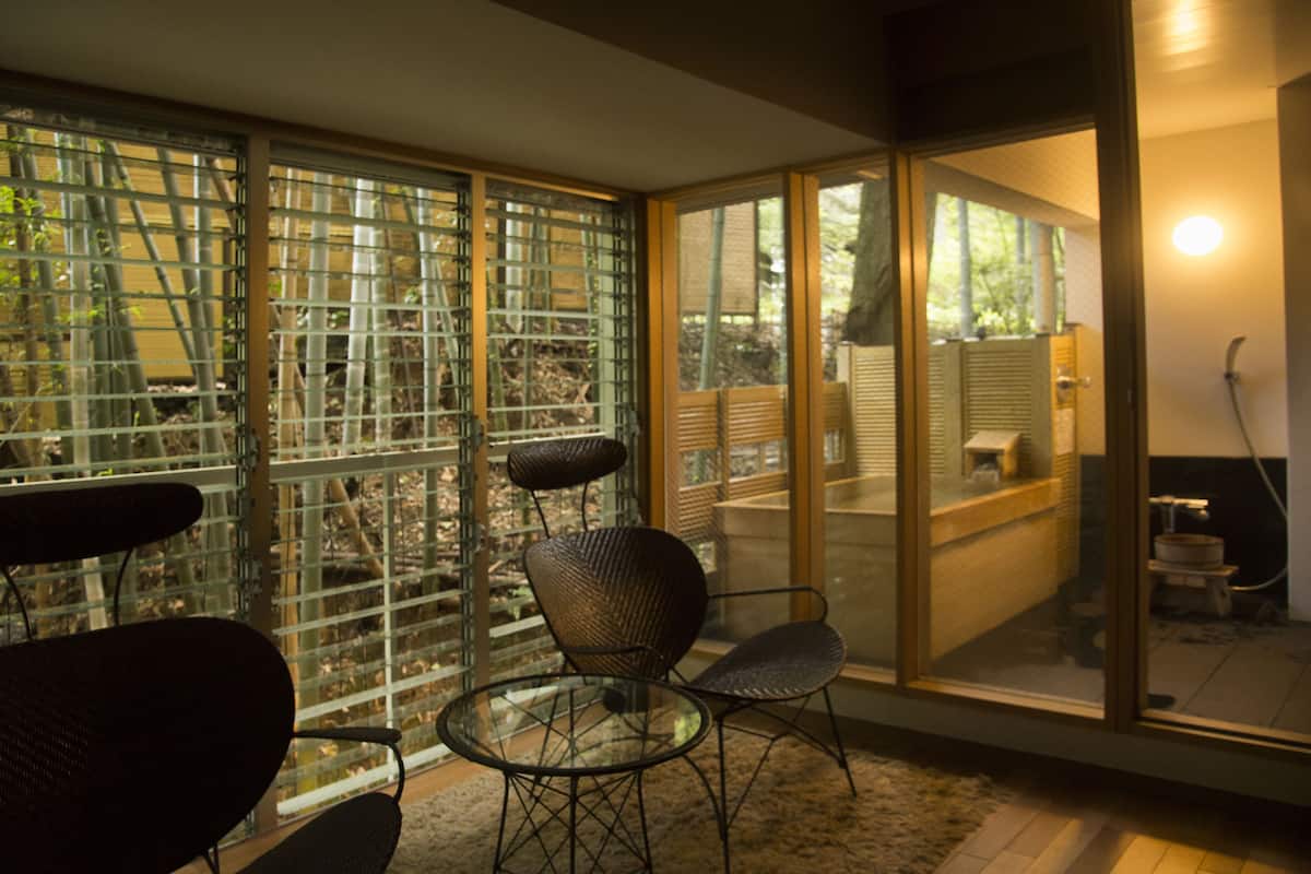 Minibar, caja de seguridad en la habitación, wifi gratis y ropa de cama 