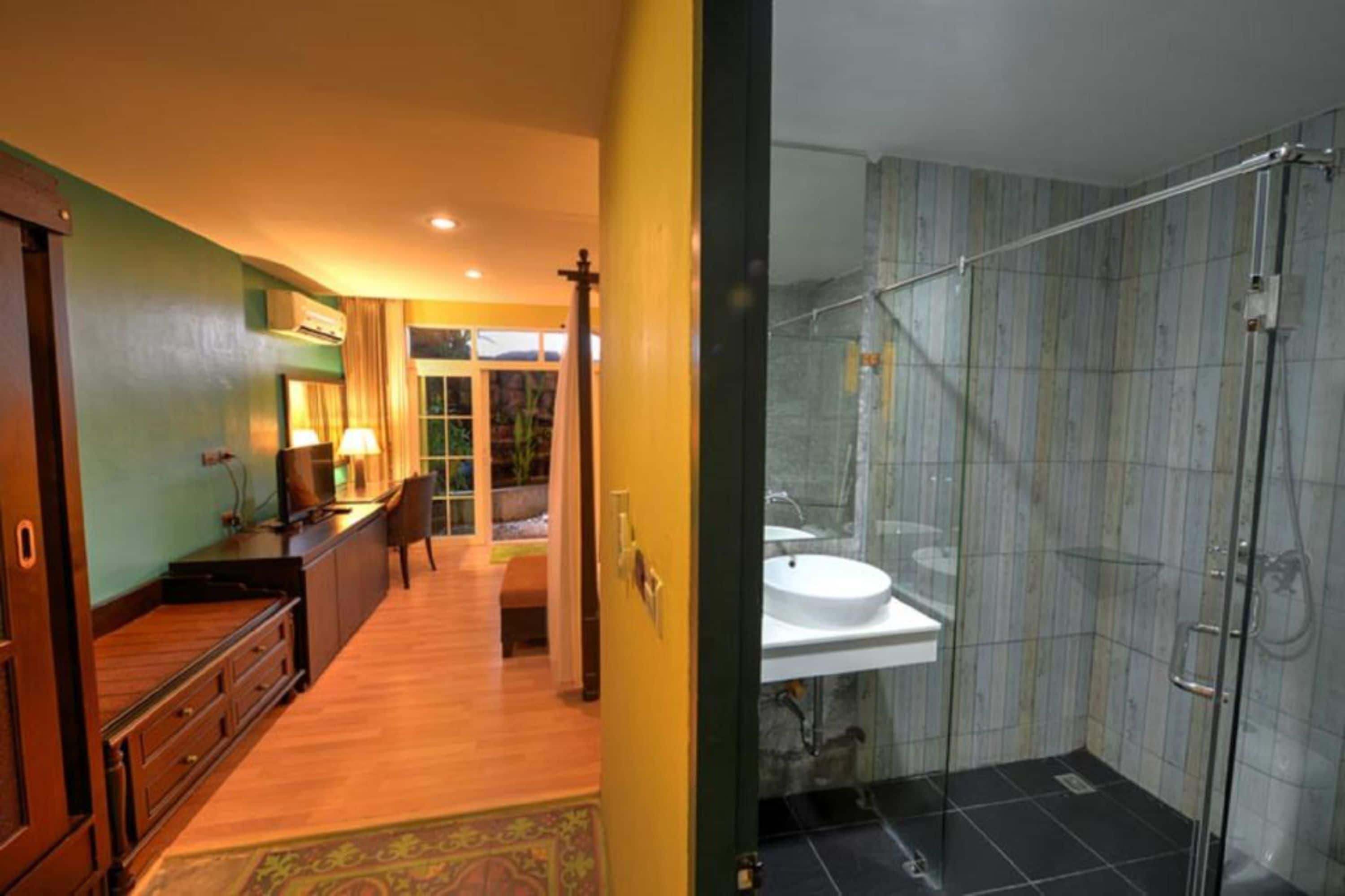 deluxe room | desk, blackout curtains, free wifi, bed sheets