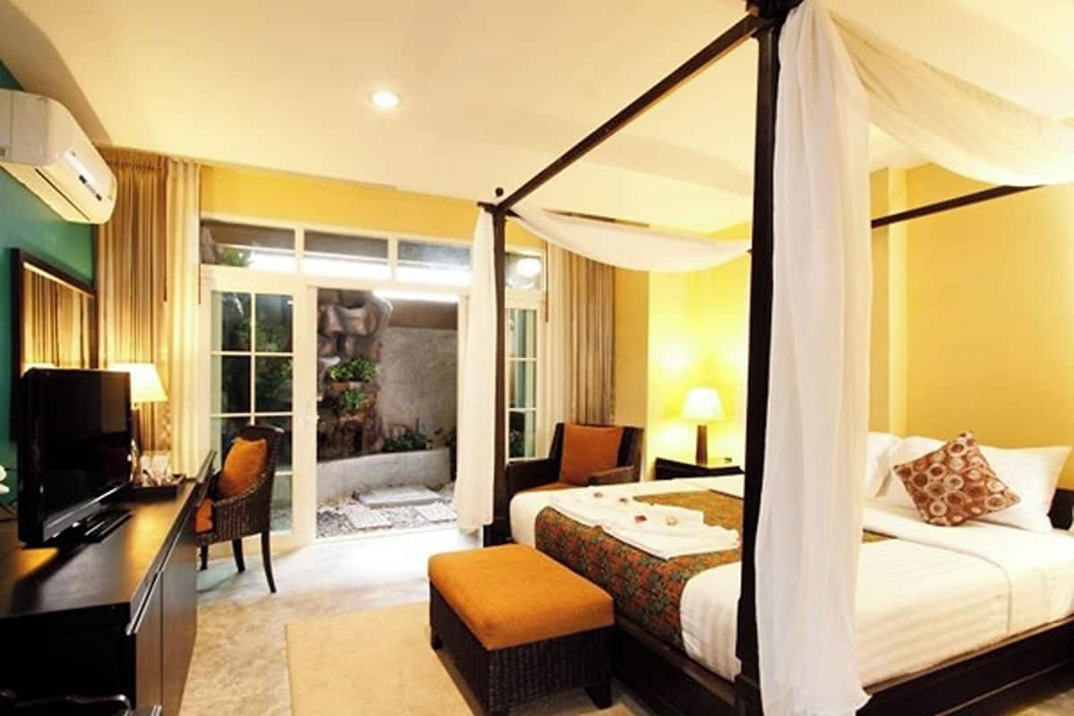Escritorio, cortinas opacas, wifi gratis y ropa de cama