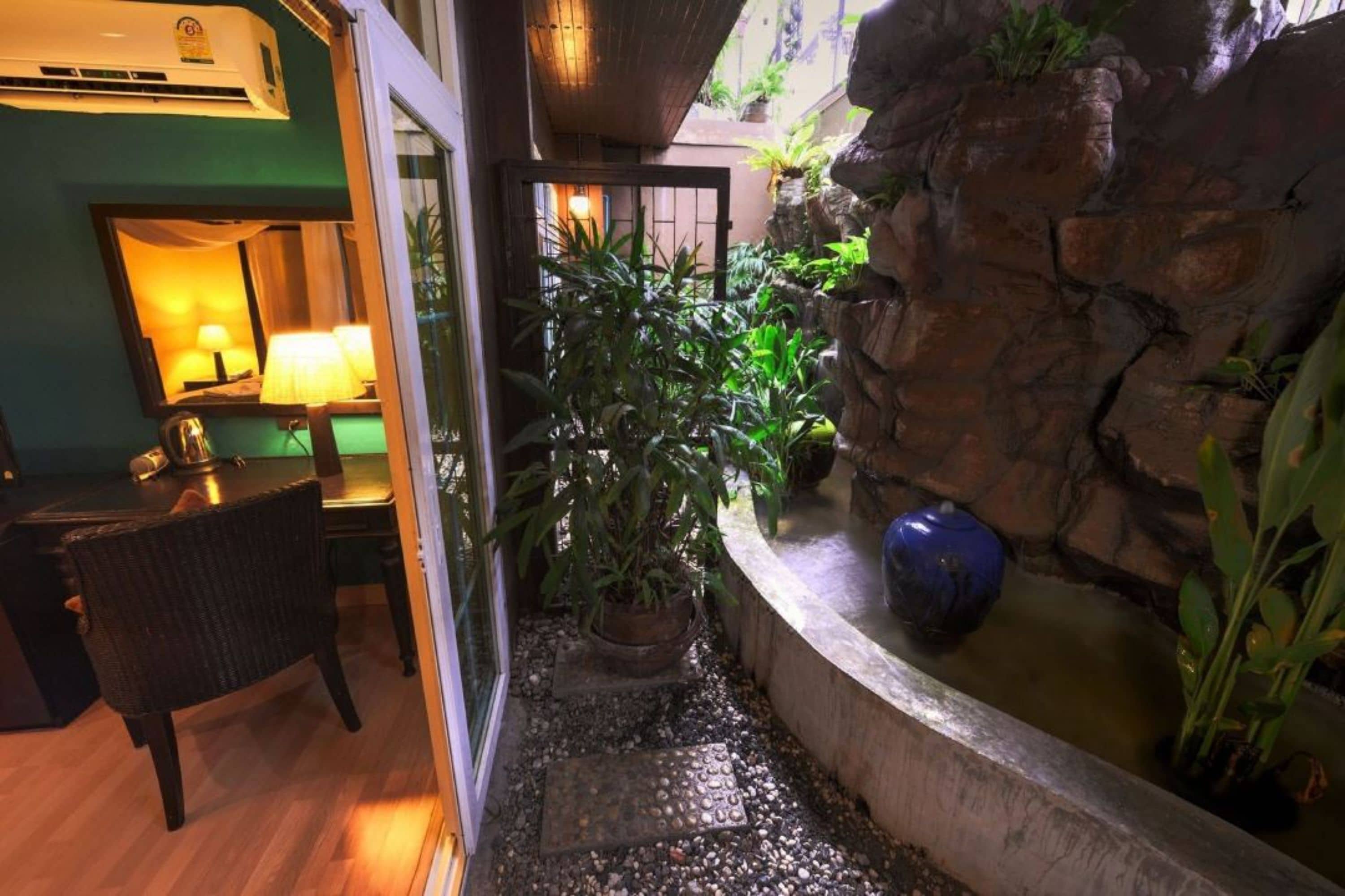 deluxe room | desk, blackout curtains, free wifi, bed sheets