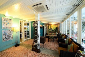 Coin salon dans le hall