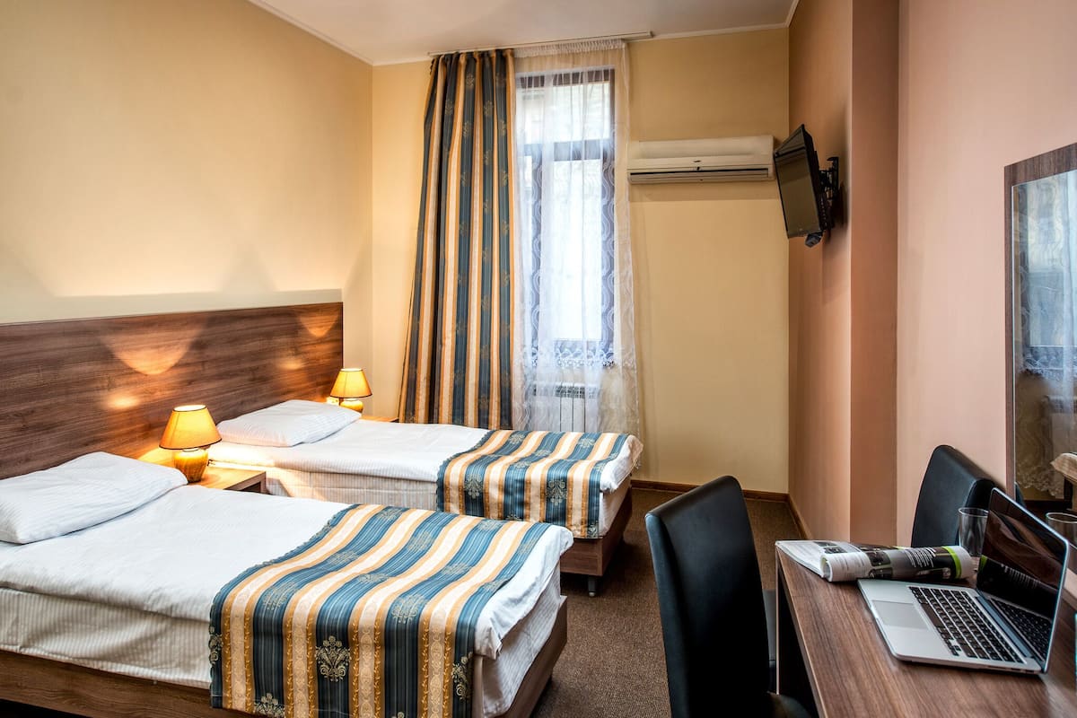 Standaard kamer, 1 twee- of 2 eenpersoonsbedden | Een kluis op de kamer, een strijkplank/strijkijzer, gratis wifi