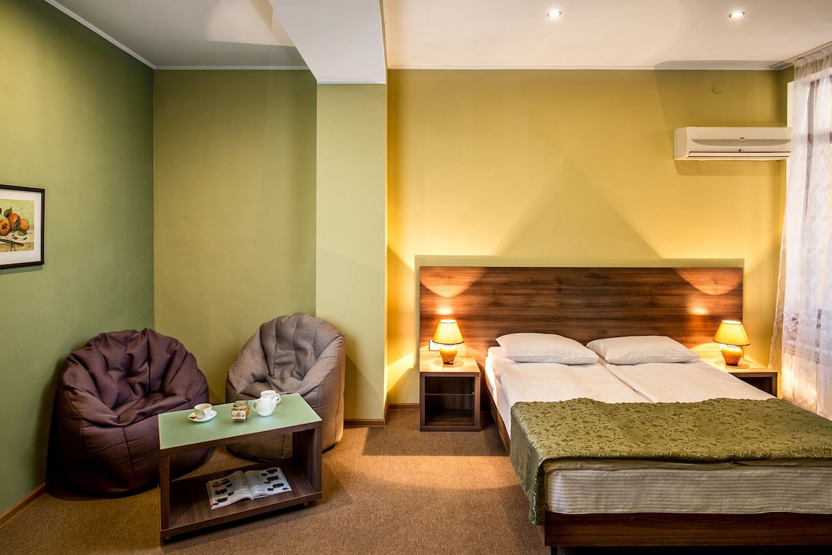 Comfort kamer, 1 twee- of 2 eenpersoonsbedden | Een kluis op de kamer, een strijkplank/strijkijzer, gratis wifi