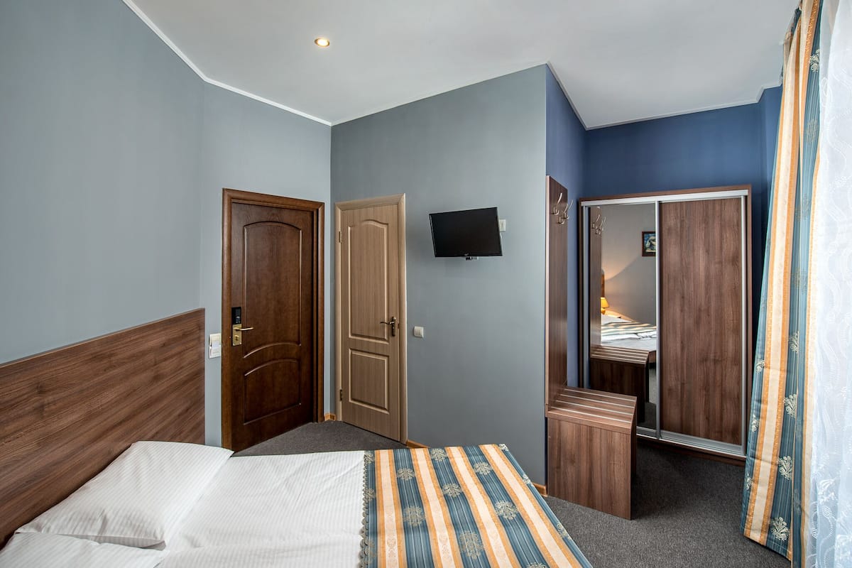 Economy Double Room | In-room safe, iron/ironing board (on request), WiFi (free), bed sheets