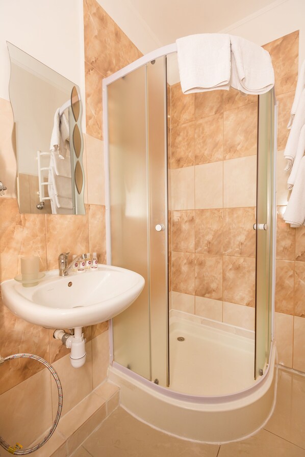 Douche, articles de toilette gratuits, sĂšche-cheveux, chaussons