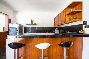 Geladeira grande, micro-ondas, cooktop, cafeteira/chaleira