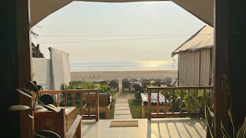 Room, Sea View (Front Hut) | 1 bilik tidur, peralatan tempat tidur premium
