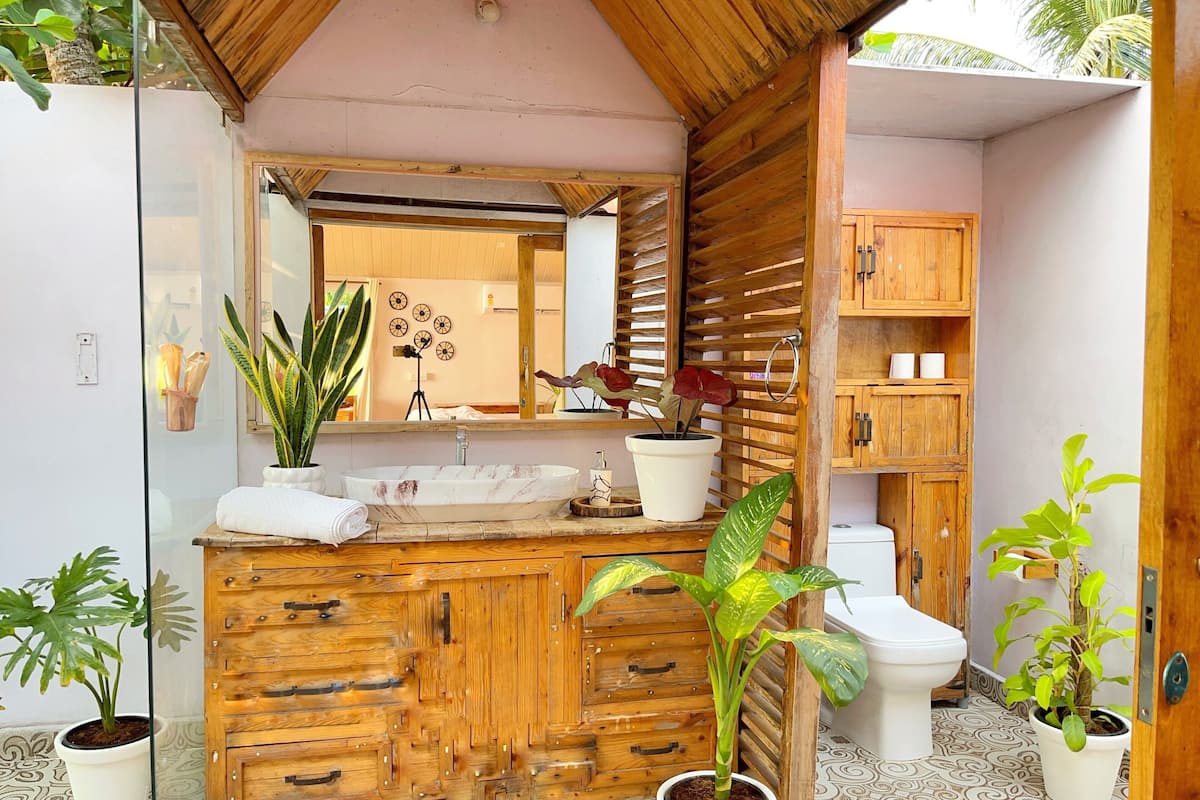 sea view hut (upstairs) | bathroom | shower, bathrobes, towels