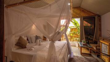 Classic Cabin | Premium bedding, laptop workspace, free WiFi, bed sheets