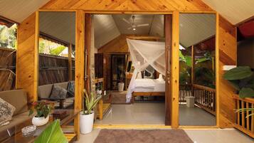 Classic Cabin | Premium bedding, laptop workspace, free WiFi, bed sheets