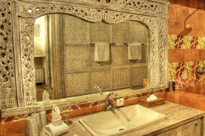 Vila, 2 quartos, piscina particular | Banheiro | Chuveiro, produtos de toalete grátis, secador de cabelo 