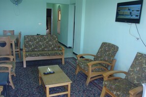 Apartamento, 2 quartos | Área de estar | TV LCD
