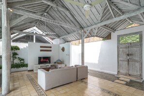 Flatskjerm-TV og DVD-spiller