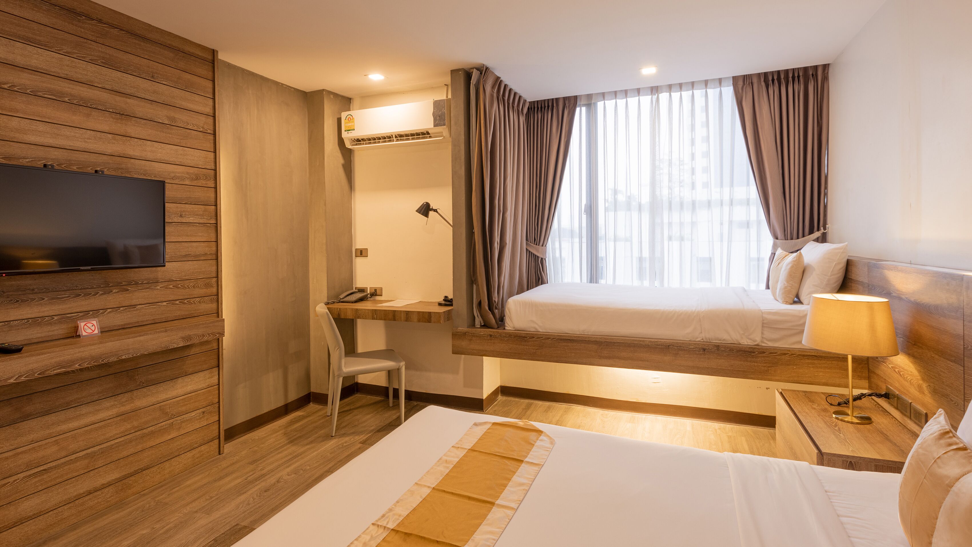 deluxe triple room | desk, free wifi, bed sheets