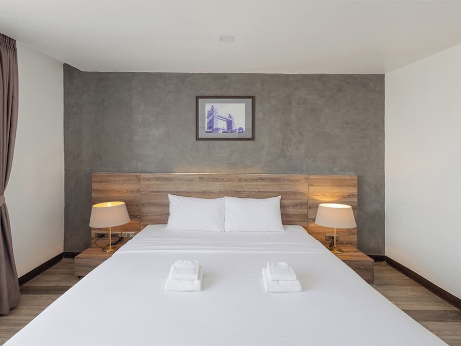Escritorio, wifi gratis y ropa de cama