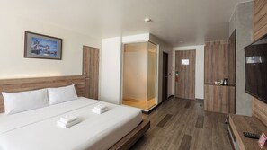 Deluxe Triple Room | Desk, free WiFi, bed sheets - B2 Bangna Premier Hotel (Bangkok)