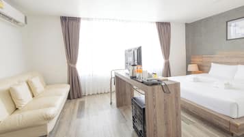 Deluxe Premier Room | Desk, free WiFi, bed sheets