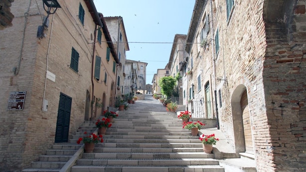 A narrow street with stone steps leading up to a building. - Palazzo Meraviglia - Albergo Diffuso (Corinaldo)
