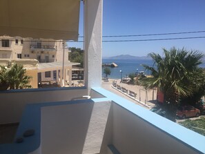 Habitación triple básica, 1 habitación, vista al mar | Vista del balcón