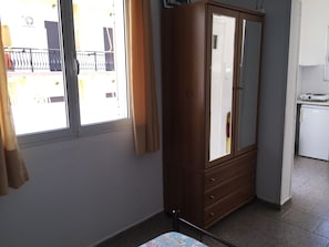 Estúdio básico, 1 cama de casal, vista para o mar | Wi-Fi de cortesia