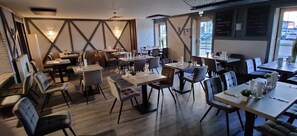 Breakfast, lunch, dinner served; French cuisine 