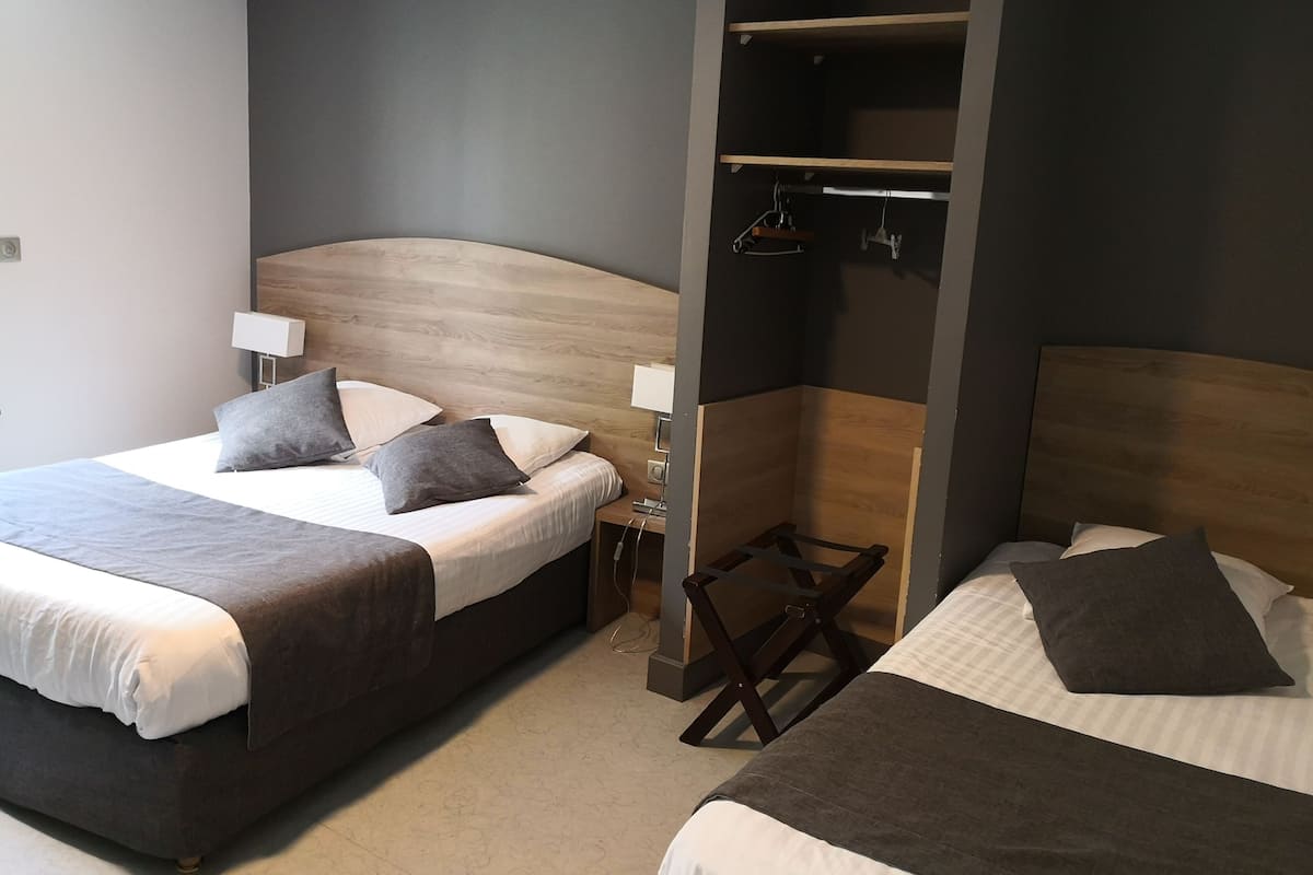 Triple Room | Desk, iron/ironing board (on request), cribs (free), WiFi (free)