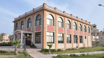 Vista frontal de la propiedad