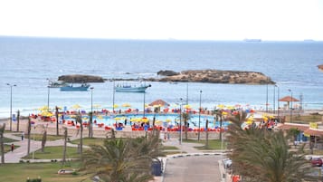 Pantai persendirian, kerusi lepak pantai, payung, tuala pantai