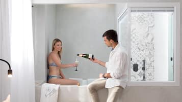 Suite, hot tub | Een minibar, een kluis op de kamer, een bureau, geluiddichte muren