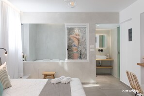 Phòng Suite, bồn tắm nước nóng | Phòng tắm | Buồng tắm vòi sen, đồ dùng nhà tắm miễn phí, máy sấy tóc 