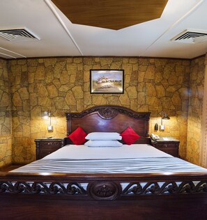 Deluxe King Room | 迷你吧、客房內保險箱、書桌、遮光布/窗簾