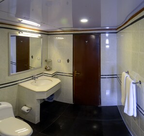 Deluxe Room with Pantry  | Bathroom | Combined shower/bathtub, free toiletries, hair dryer, towels