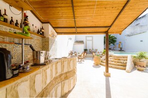 Bar junto a la piscina
