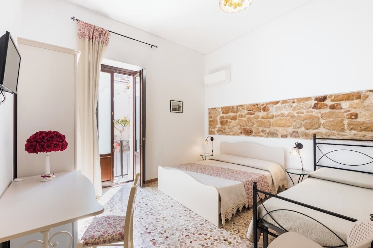 Comfort driepersoonskamer | 2 slaapkamers, lakens van Egyptisch katoen, luxe beddengoed, een minibar