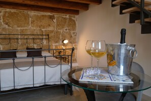 Deluxe kamer | Lakens van Egyptisch katoen, luxe beddengoed, een minibar, een bureau